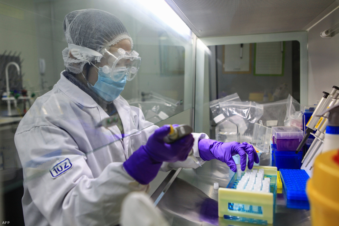 Koronavírus mintákkal dolgoznak egy laborban a kínai Kantonban 2020 március 17-én.