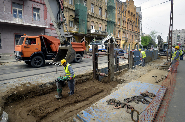 Csatornaépítést végeznek munkások a fővárosban