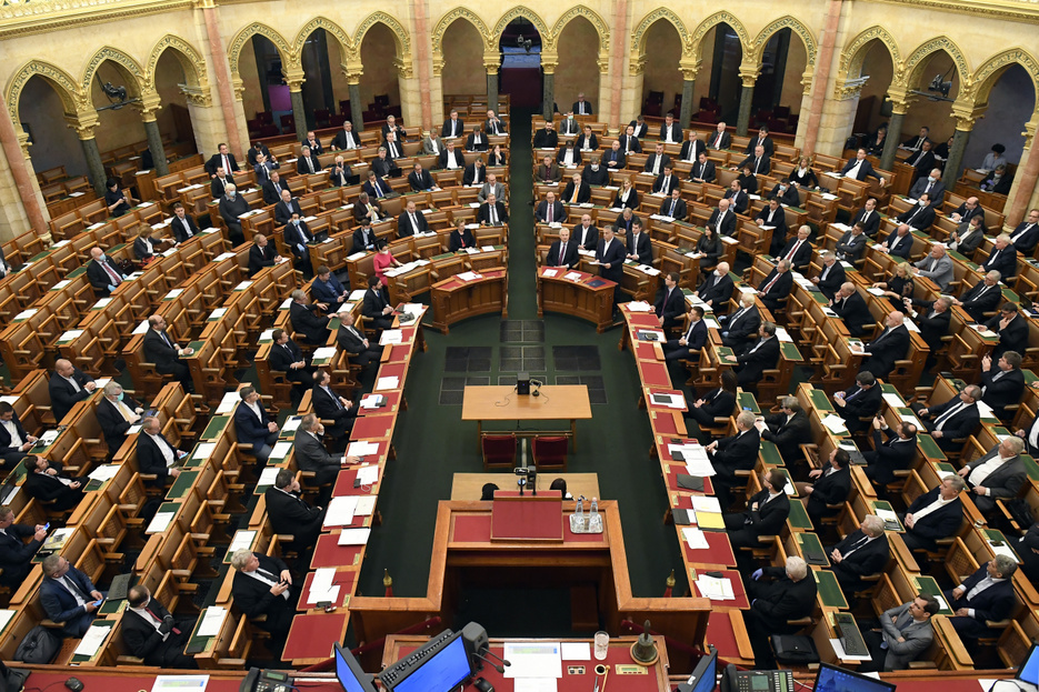 Nem szavazta meg a koronavírus-törvény holnapi elfogadását a parlament