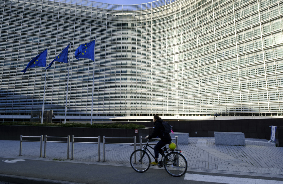 Döntött az EU, hagyják elszállni a tagállamok adósságát és hiányát