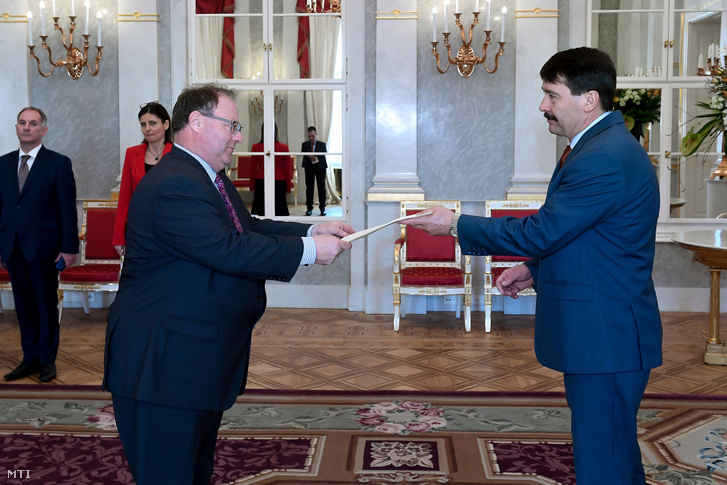 Richard Travers Sadleir Ausztrália nagykövete átadja megbízólevelét Áder János köztársasági elnöknek a Sándor-palotában 2020. március 16-án.