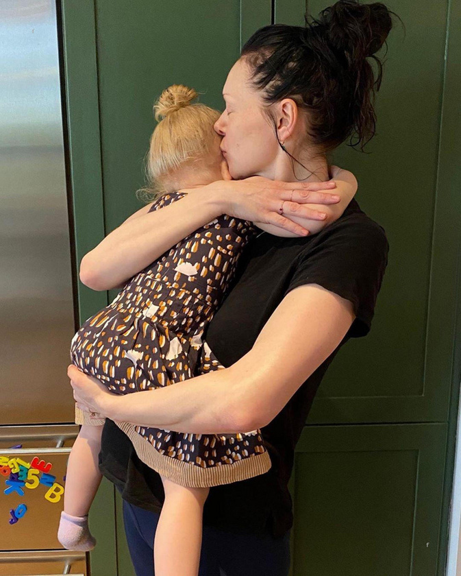 Laura Prepon hároméves babájával posztolt közös képet, amelyen külön figyelmet érdemes a kislány kontyocskája.