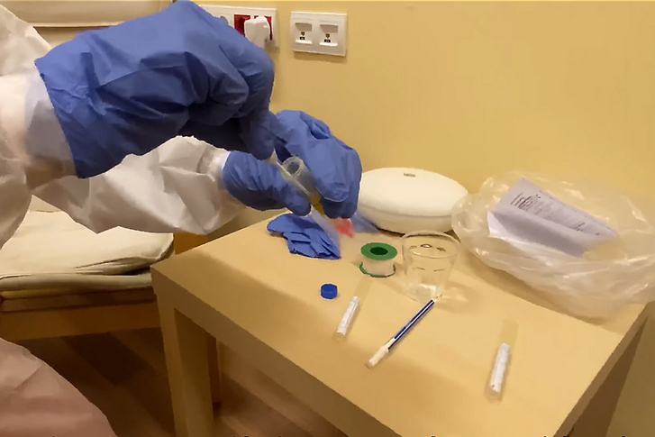 A helyszíni mintavétel szabályai az új koronavírus okozta megbetegedés COVID 19 gyanújában Országos Mentőszolgálat Orvosszakmai Osztály videójának felvételén. A képre kattintva megnézheti a videót.