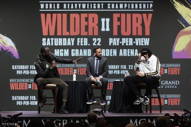 Az amerikai Deontay Wilder (b) és a brit Tyson Fury (j) a Las Vegasban rendezett sajtótájékoztatójukon 2020. február 19-én.