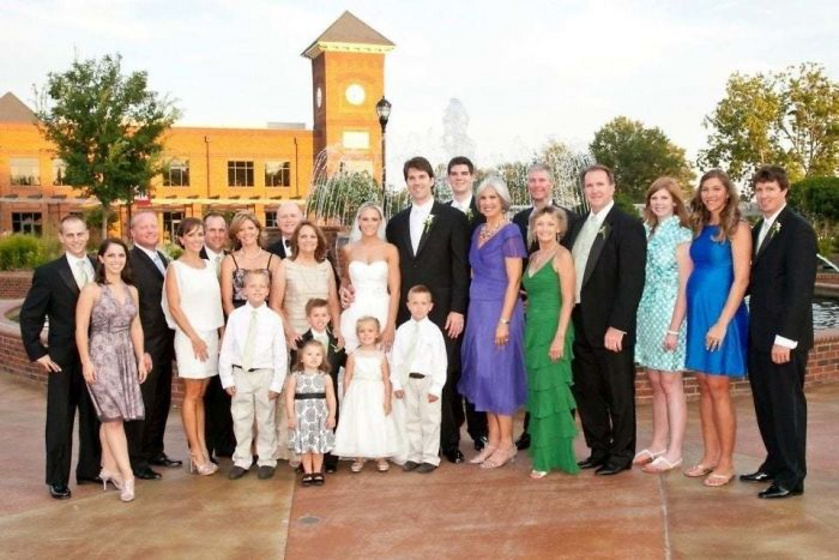 Ezen a képen tökéletesen látszik, milyen is a genetika: nem nehéz megmondani, az esküvőn ki kinek a családjához tartozik.