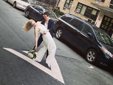 Egy New York-i leszbikus pár megtartotta az esküvőjét a kiürült utcán