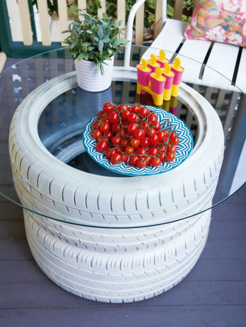 Ha van kallódóban pár gumikerék otthon, akkor egy régi asztal lapjával vagy direkt e célra vágatott üveglappal szuper kerti asztal készíthető.