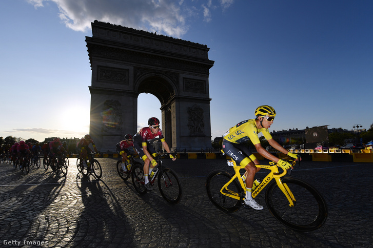 A 2019-es Tour de France utolsó szakaszán a sárga trikós Egan Bernal