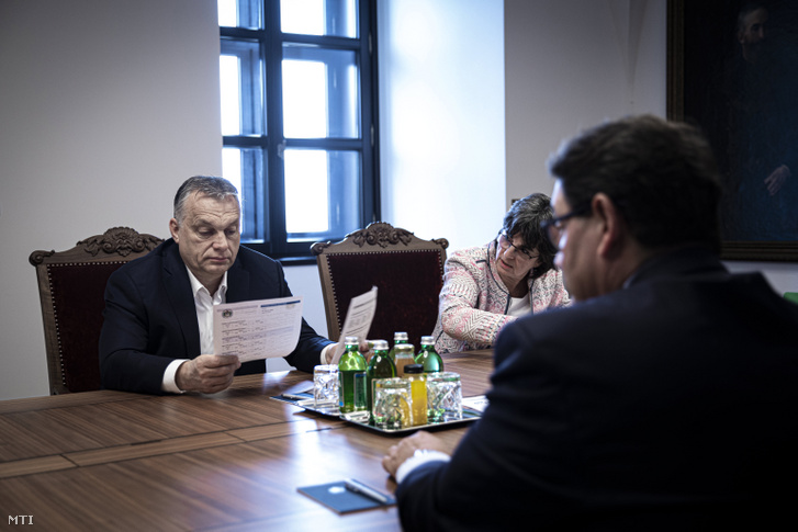 Prime Minister Viktor Orbán speaking with Béla Merkely (front), the rector of the Semmelweis University of Medicine and Anikó Nagy, the director of the Heim Pál National Pediatric Institute on 26 March 2020.