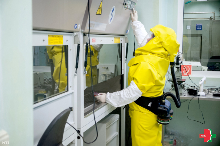 Az NNK által közreadott képen szkafandert viselő szakember dolgozik az NNK Nemzeti Biztonsági Laboratóriumában 2020. január 31-én. A Nemzeti Népegészségügyi Központban (NNK) található Közép-Európa egyetlen közegészségügyi célból létrehozott legmagasabb biológiai biztonsági szintű (BSL-4) laboratóriuma a Nemzeti Biztonsági Laboratórium (NBL) ahol a legveszélyesebb úgynevezett 3-as és 4-es kockázati csoportba tartozó vírusokkal és baktériumokkal foglalkoznak.