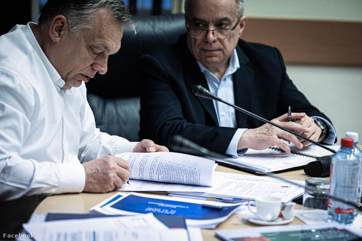 Orbán Viktor aláírja a kijárási korlátozásra vonatkozó rendeletet