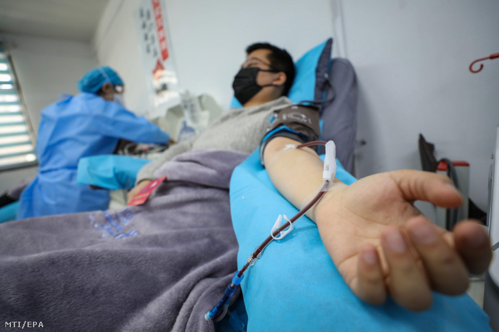 A koronavírus-fertőzésbõl kigyógyult Dr. Kung Jüe-feng vért ad az egyik vuhani klinikán 2020. február 18-án.