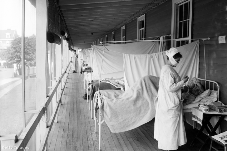 Nővér ellenőriz egy beteget egy washingtoni Vörös Kereszt kórházban 1918 körül, a spanyolnátha idején