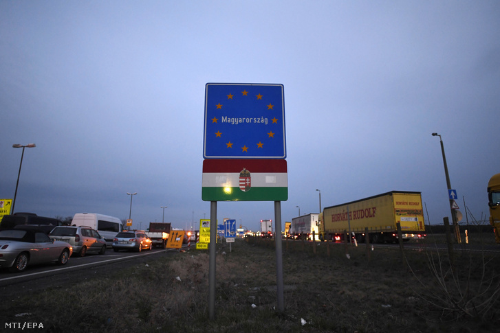 Autósok várakoznak magyarországi belépésre az osztrák–magyar határon Nickelsdorfban.