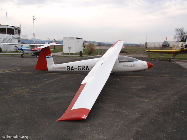 A zágrábi repülőklub egyik Pirat SZD-30 vitorlázója