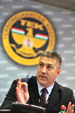 Hajdu János, a Terrorelhárítási Központ  főigazgatója sajtótájékoztatót tart a TEK épületében