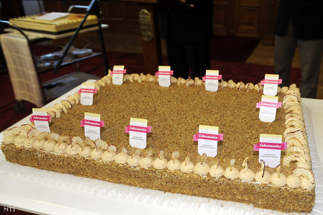 Zila László cukrász egressel készített cukormentes almatortája a Parlament Vadásztermében