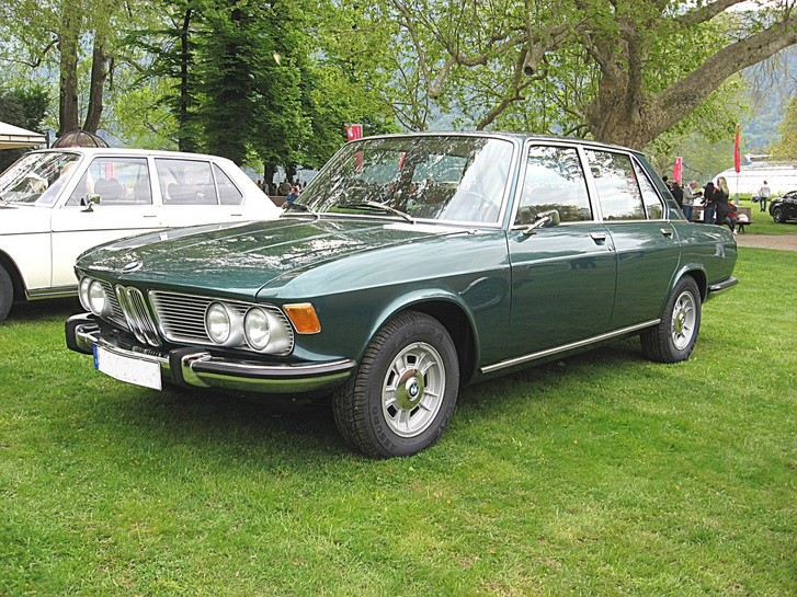 1280px-BMW 2500-E3 Front-view