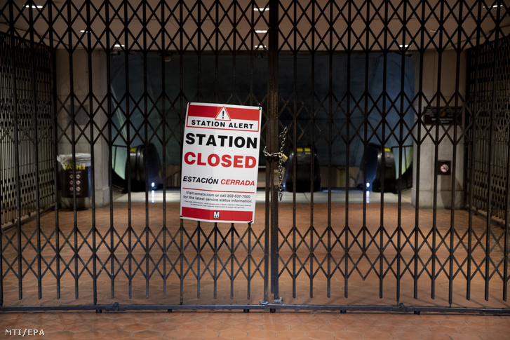 A lezárt Federal Triangle metróállomás Washingtonban 2020. március 26-án