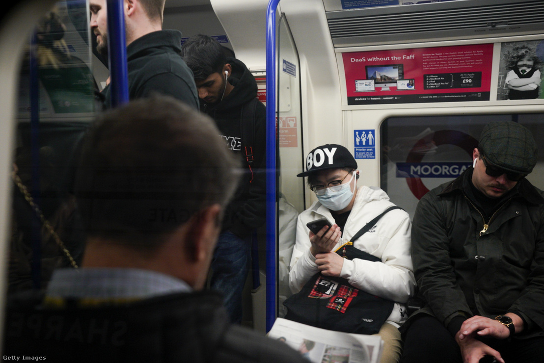 Maszkos londoni metrózó a koronavírus-járvány idején 2020. március 12-én