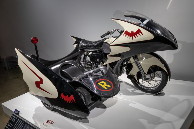 Batman különféle "Batcycle"-eket vezetett, melyek közül ez az 1966-os filmhez készült, az oldalkocsiban pedig egy levehető gokart csücsül