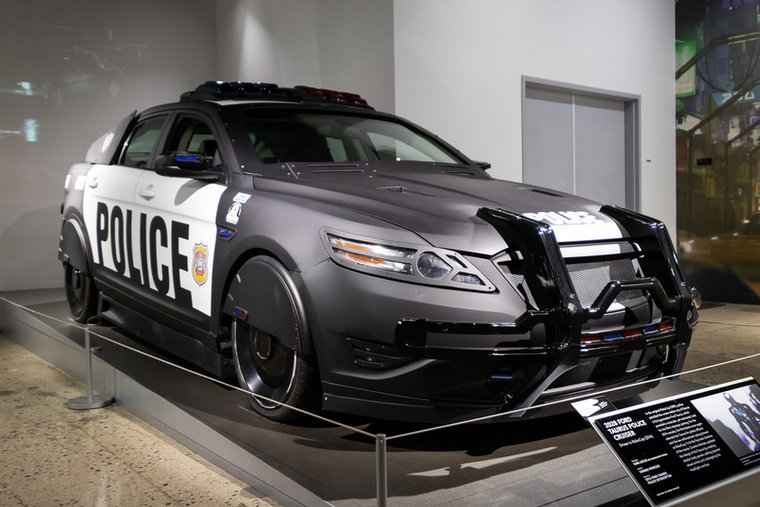Az eredeti RoboCop autóját már láttuk feljebb, de a 2014-es remake elvileg 2028-ba helyezett rendőrkocsija is itt van
