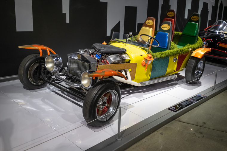 Az 1966-68-as Batman-sorozat egy másik autós szereplője a Mongrel T "The Jokermobile"
