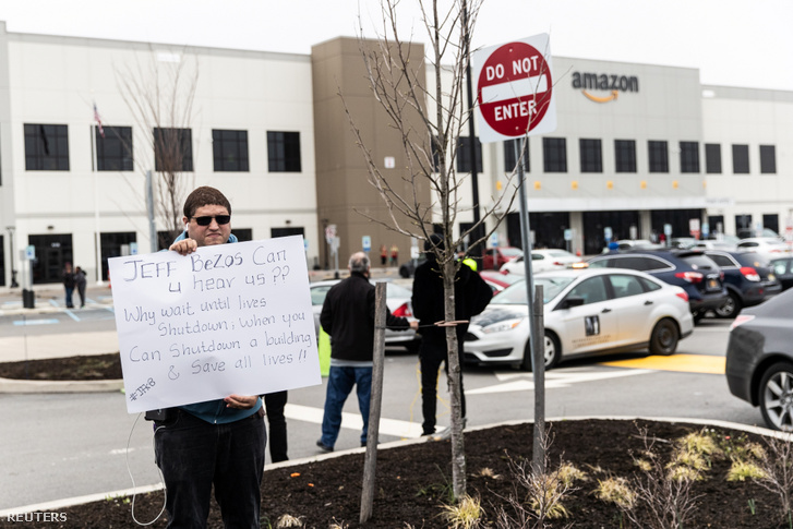 Egy tüntető kezében táblában az Amazon Staten Island-en található épületénél 2020. március 30-án