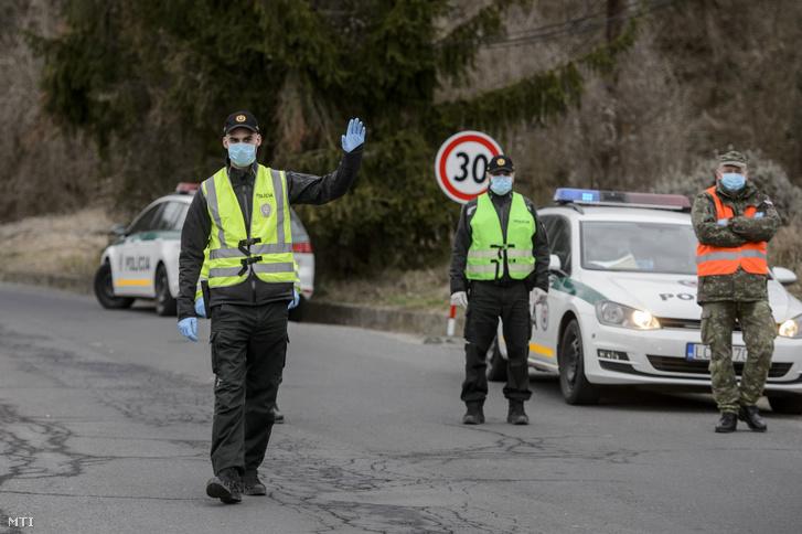 Szlovák rendőrök a Somoskőújfalui és Sátorosbánya közötti határátkelőhelyen