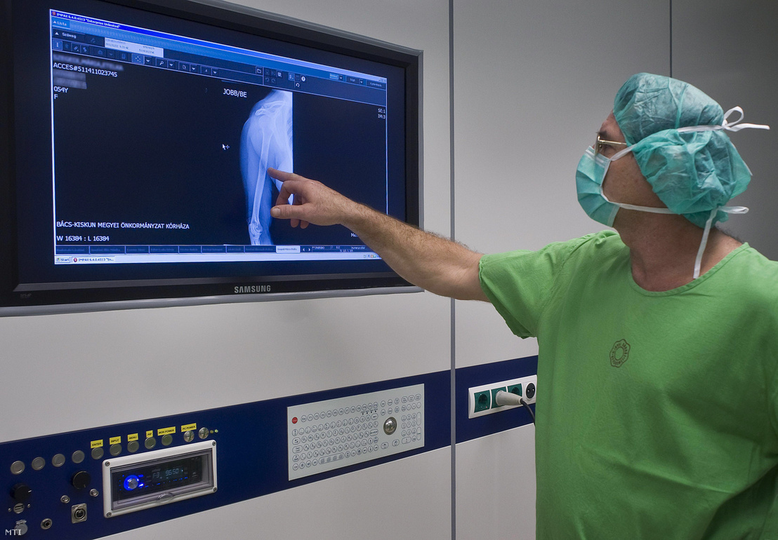 Egy orvos röntgenképet vizsgál a műtő falán elhelyezett monitoron egy felkarműtét elvégzése elõtt a Bács-Kiskun Megyei Önkormányzat Kórházban Kecskeméten 2011-ben.