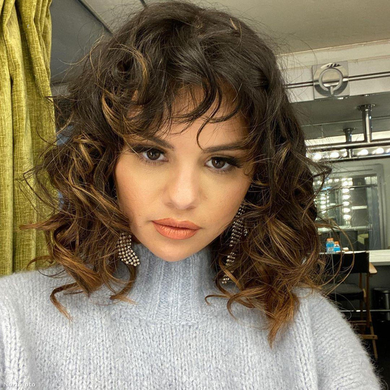 Selena Gomez itt a kifestett szemével bűvöli a kamerát,