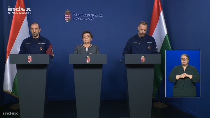 Balról-jobbra: Kiss Róbert, Müller Cecília és Gál Kristóf az Operatív Törzs mai virtuális sajtótájékoztatóján