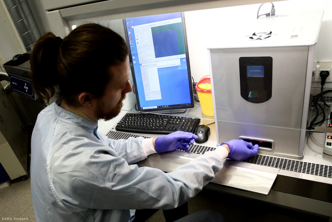 Egy férfi mintát tesztel koronavírusra egy PCR-gépen egy moszkvai laborban 2020. március 23-án