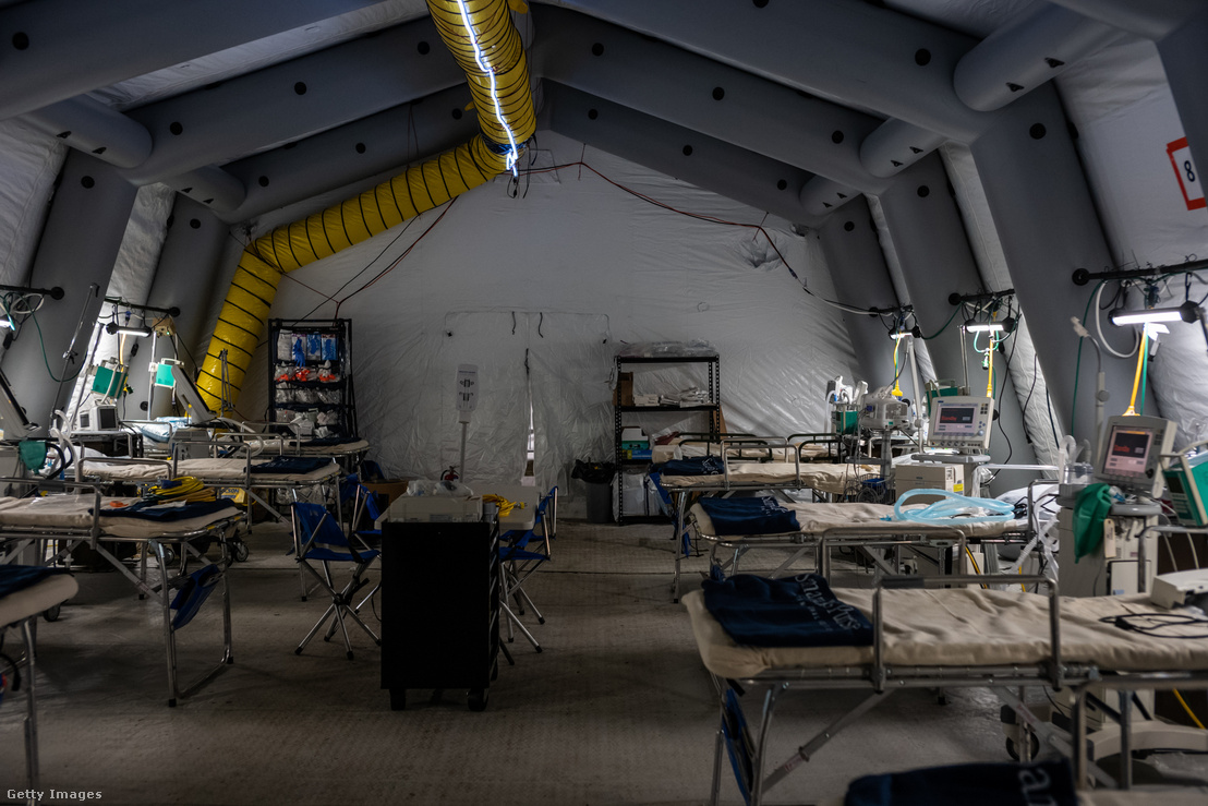 Lélegeztetőgépekkel felszerelt, koronavírusos betegek fogadására kialakított átmeneti kórház New Yorkban, a Central Parkban 2020. március 31-én