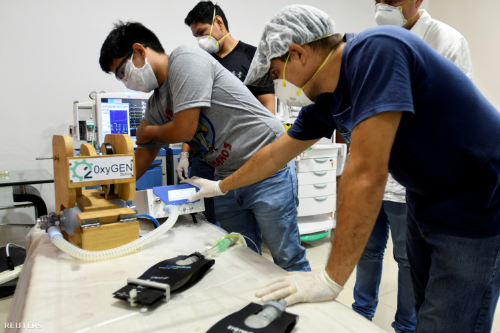 Ezek a készülékek nem kapnak CE tanúsítványt Bolíviában. Önkéntesek készítenek lélegeztetőgépet Santa Cruzban a koronavírus-járvány miatt 2020. március 26-án