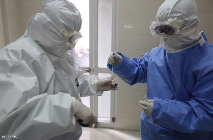 Laborvizsgálat a kínai Santung tartományban fekvő Jinan megye egyik kórházában 2020. február 12-én.