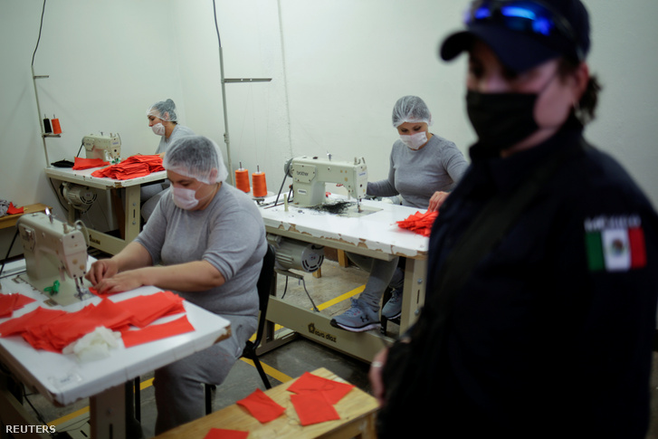 Rabok varrnak maszkokat egy mexikói börtönben 2020. március 25-én.