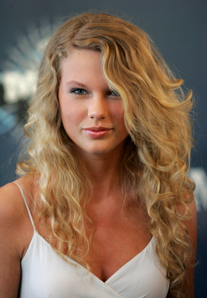 Taylor Swift naiv, szőke, countryzenét éneklő kislányként tűt fel, aztán szép lassan egyre nőiesebbé és szexisebbé vált