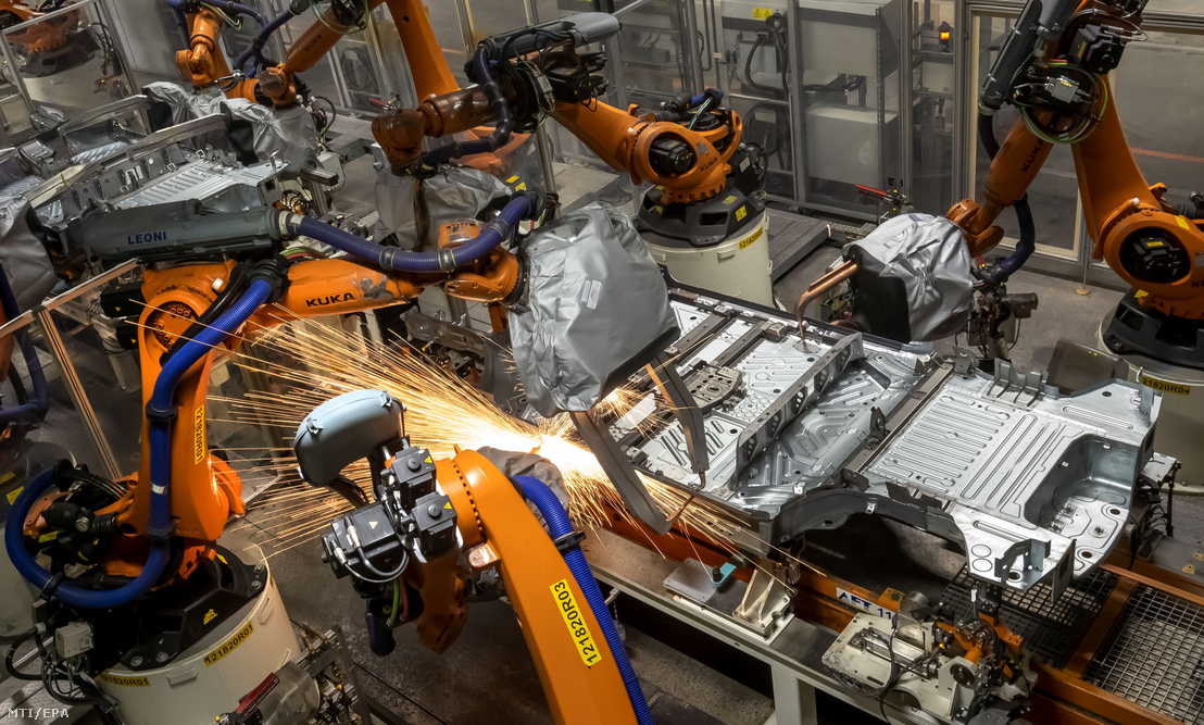 Alvázat hegesztő robotkarok egy zwickaui gépjármű összeszerelőüzemben