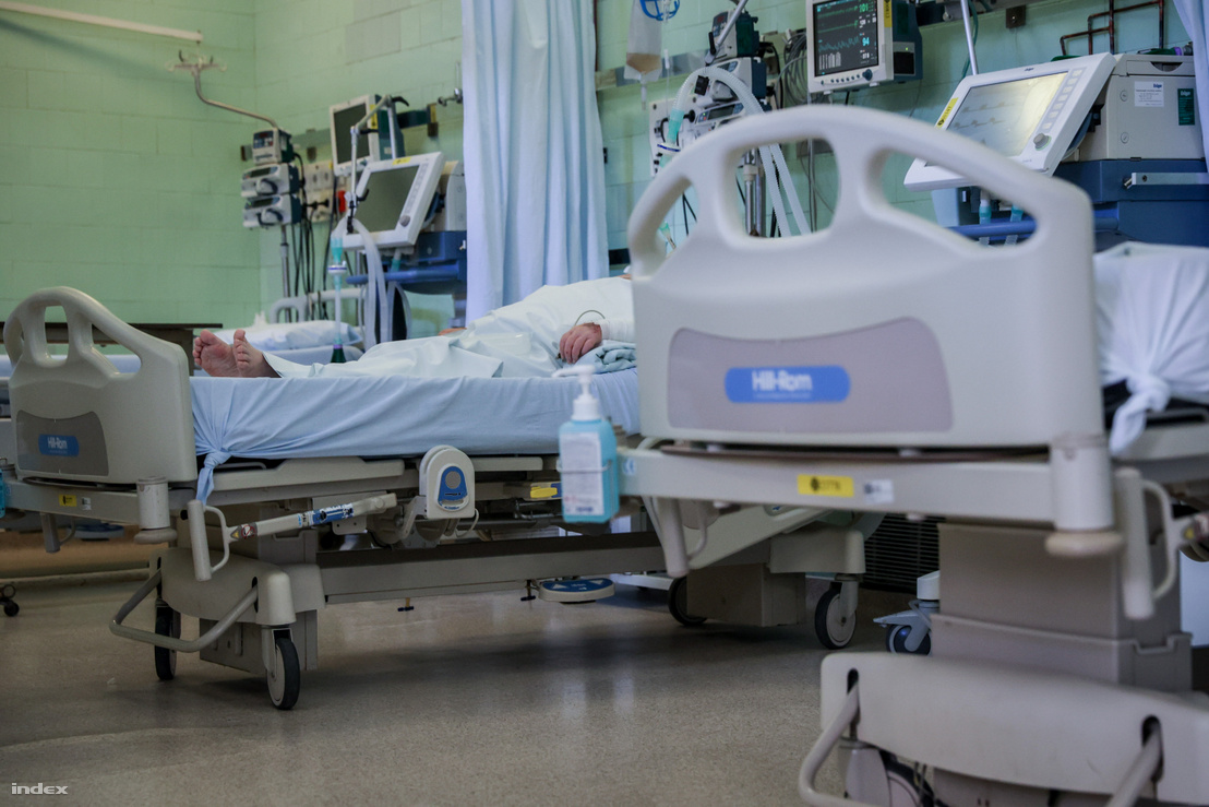 Lélegeztetőgépen lévő beteg a Szent János kórházban 2020. március 27-én