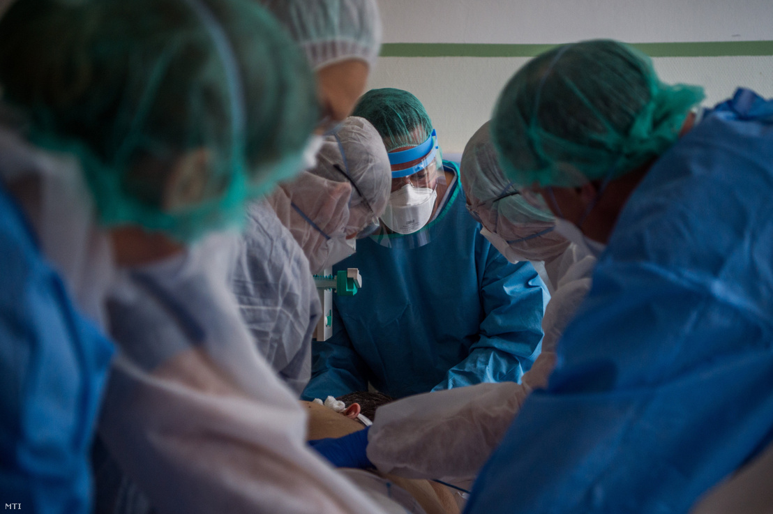Orvosok és ápolók egy koronavírussal fertőzött beteget látnak el Országos Korányi Pulmonológiai Intézetben 2020. március 25-én