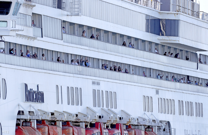 Turisták a Holland America Line társaság tulajdonában lévő Rotterdam turistahajó fedélzetén Fort Lauderdale kikötőjében 2020. április 2-án