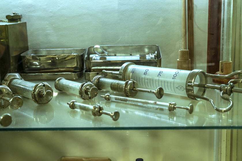 Korabeli orvosi eszközök a múzeumi tárlatban.