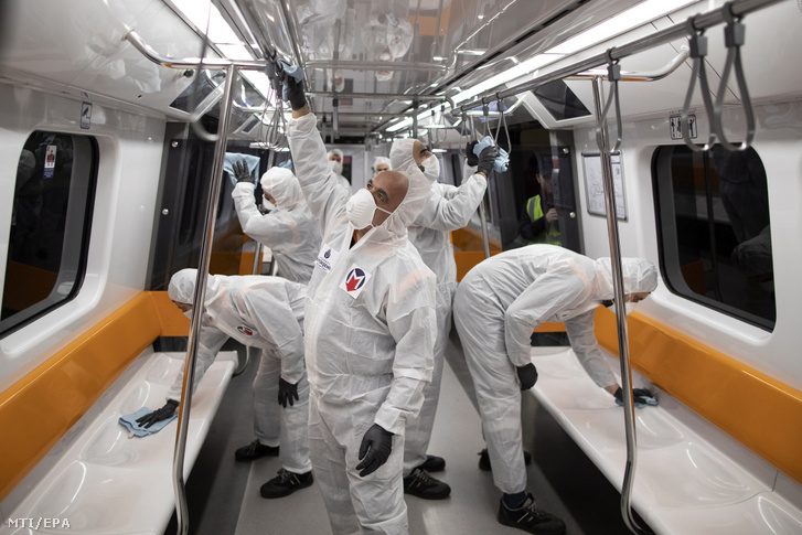 Önkormányzati dolgozók fertőtlenítenek egy metrószerelvényt Isztambulban 2020. március 12-én.