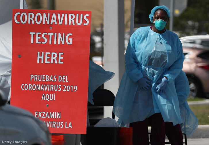 Egészségügyi dolgozó aki koronavírus tesztet végez a floridai Doris Ison Egészségügyi Központ parkolójában 2020. március 18-án Miamiban