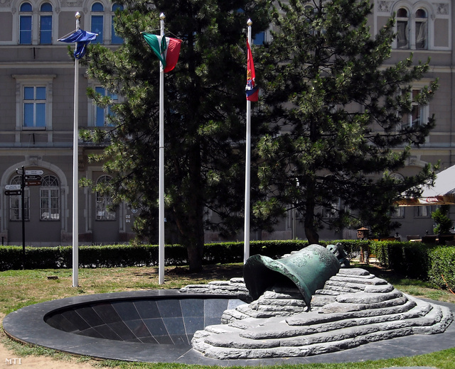 Lugossy a II. világháború áldozatainak és a deportáltaknak emléket állító köztéri műalkotása a székesfehérvári Városháza téren