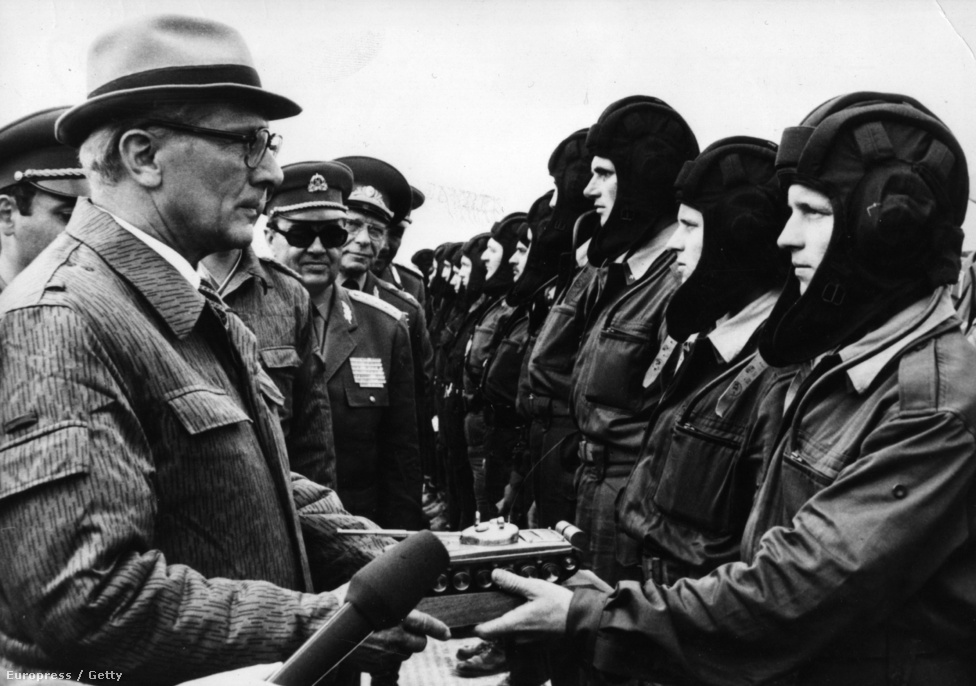 Форма штази гдр. Солдаты нна гдр и советской армии. Эрих мильке. Оберштурмфюрер альгемайне сс. Укв радиостанция а7.