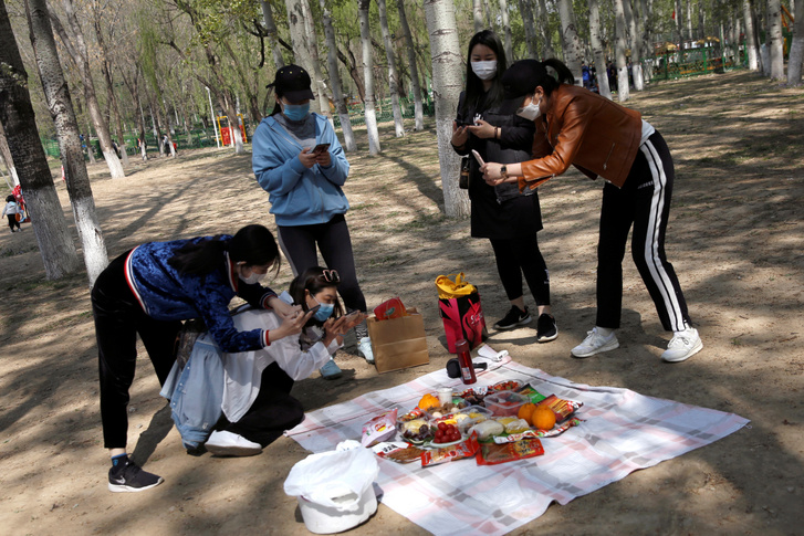 Kínában egyre többen merészkednek a szabadba, a képen pekingi piknikezők láthatók április 6-án