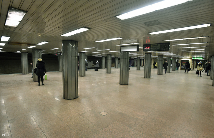 A 3-as metróvonal Arany János utcai állomása 2017-ben