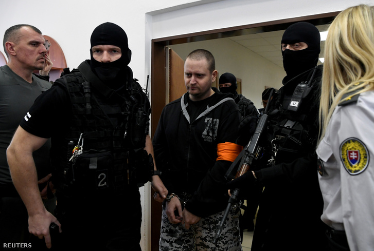 Miroslav Marcek sétál be a bíróság épületébe Ján Kuciak gyilkossági perén Pezinokban 2019. december 19-én